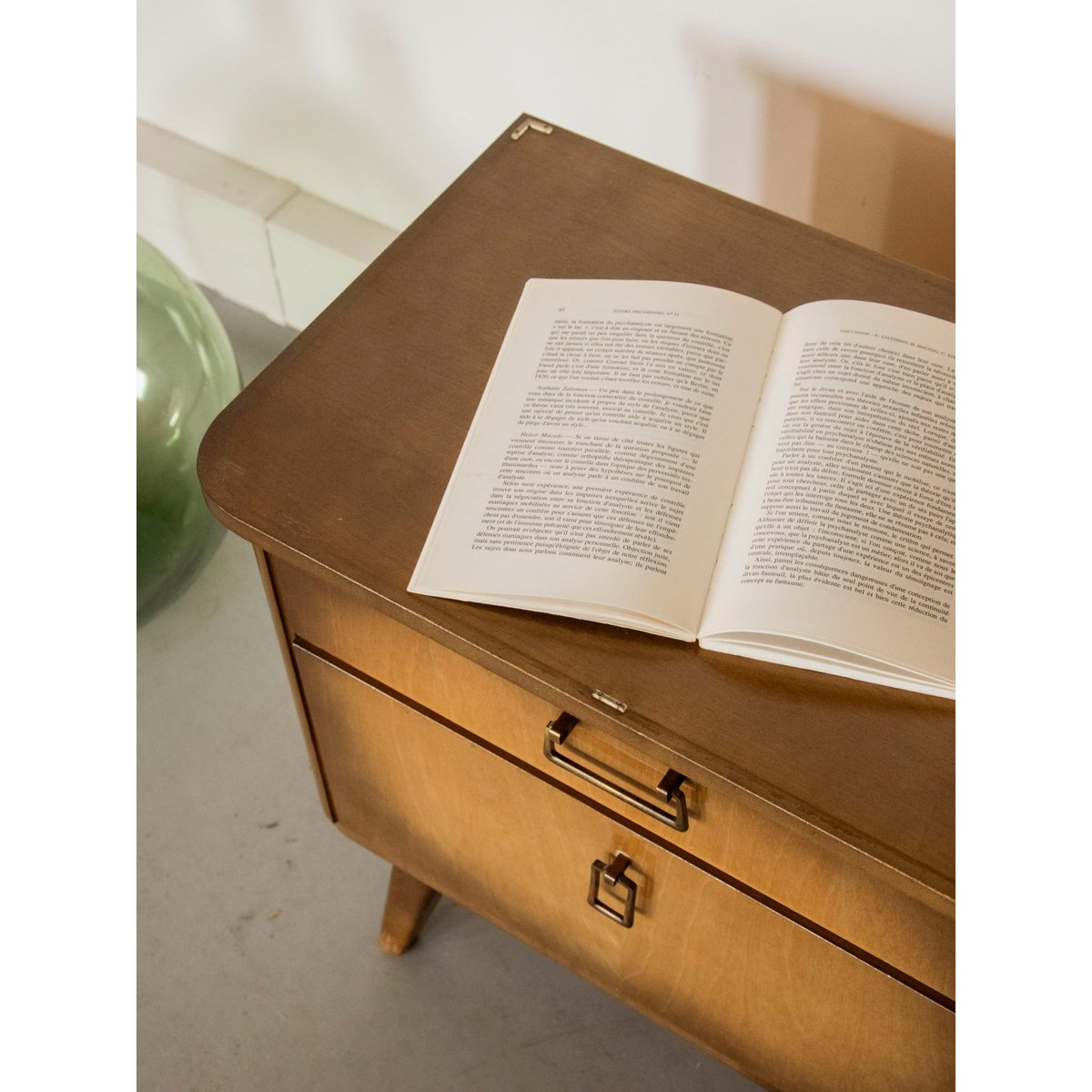 Paire de tables de chevet mid-century Maïa N°1582 - Bon état bois clair, DEBONGOUT