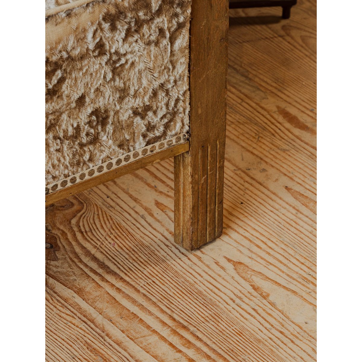 Fauteuil en bois et velours beige Ernest N°1028 - Bon état bois foncé, DEBONGOUT
