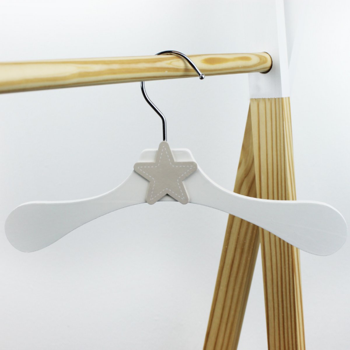 Lot de 10 cintres en bois pour enfant blanc - étoile beige, MONSIEUR BEBE