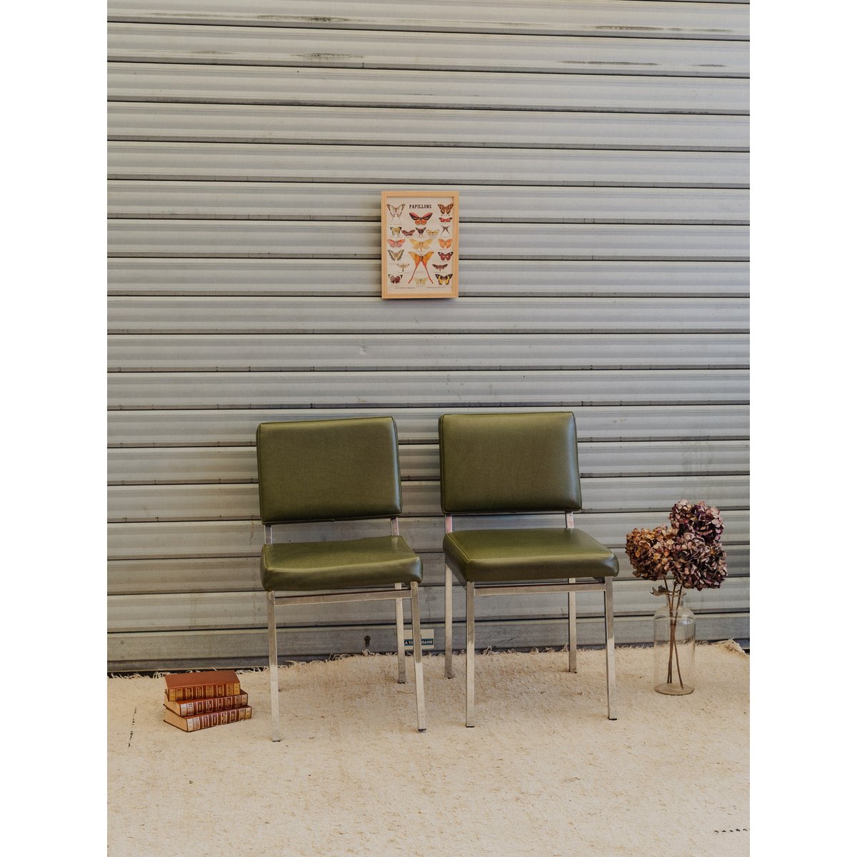 Paire de chaises en cuir vert et chromées Alma N°2016 - Bon état argenté, DEBONGOUT