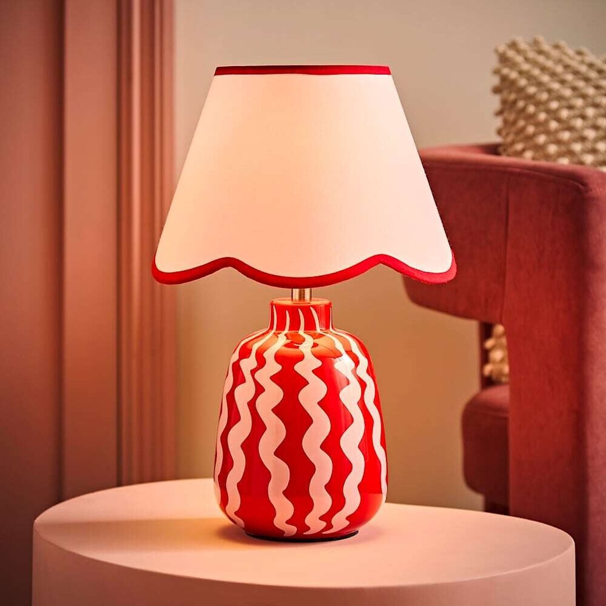 Katey Wiggle Stripe Table Lamp with Scallop Shade red, SO'HOME