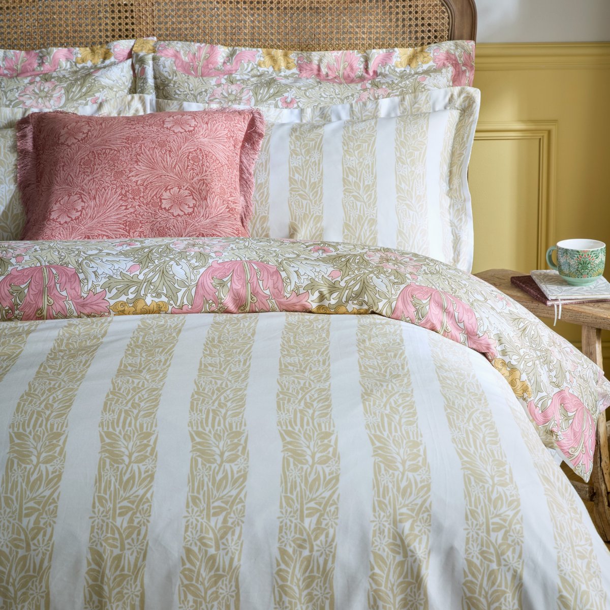 Parure de lit, housse de couette fleurie/rayures  + 2 taies pour lit en 140 Tulipes et chèvrefeuille vert, rose, ocre, WILLIAM MORRIS AT HOME