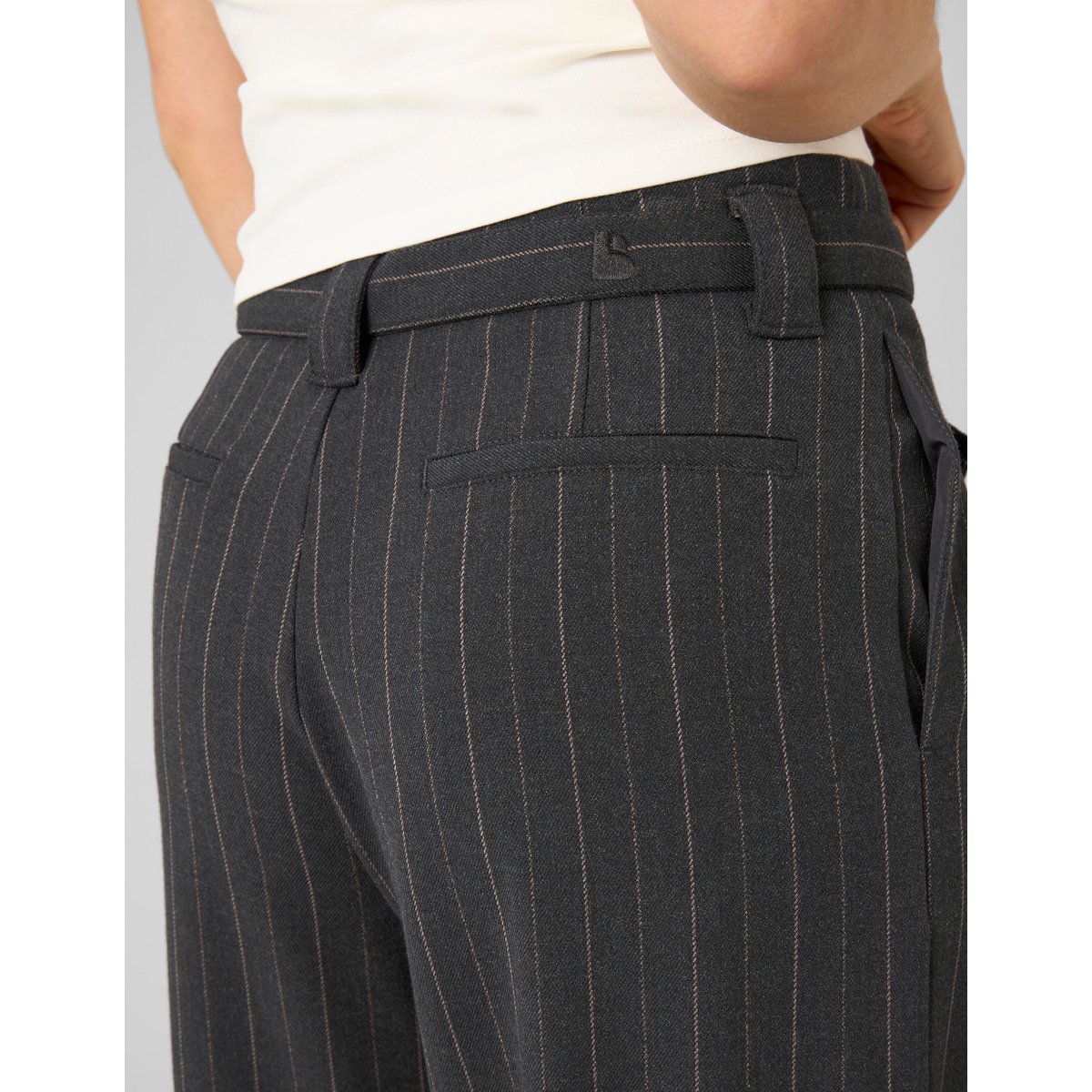 Pantalon en flanelle ceinturé à rayures gris anthracite, BZB