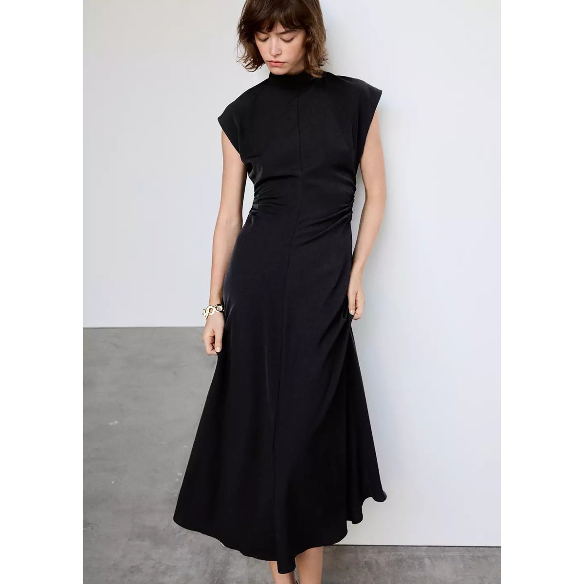 Robe à col cheminée et fronces noir, MANGO