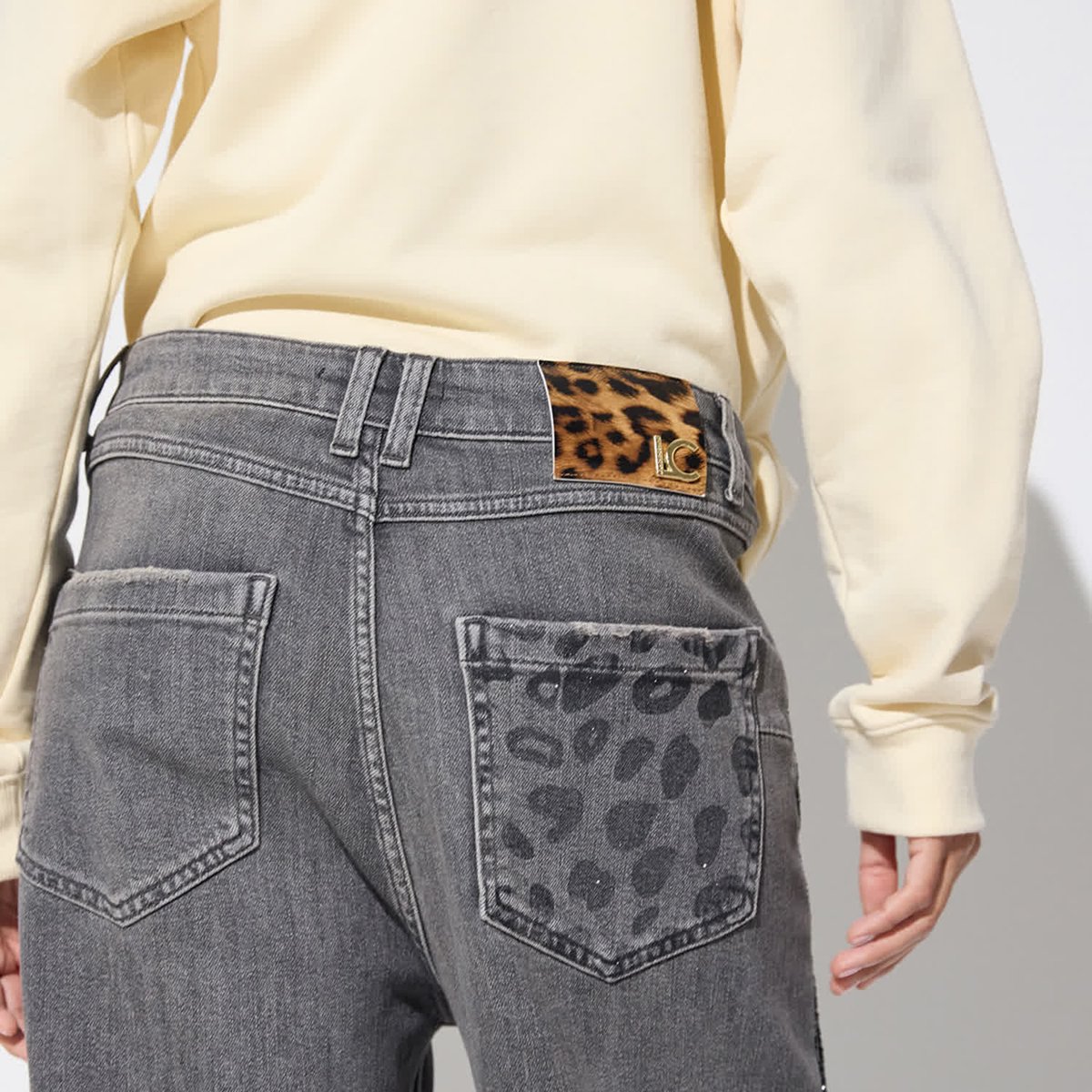 Jean droit imprimé léopard et strass denim gris, LOLA CASADEMUNT