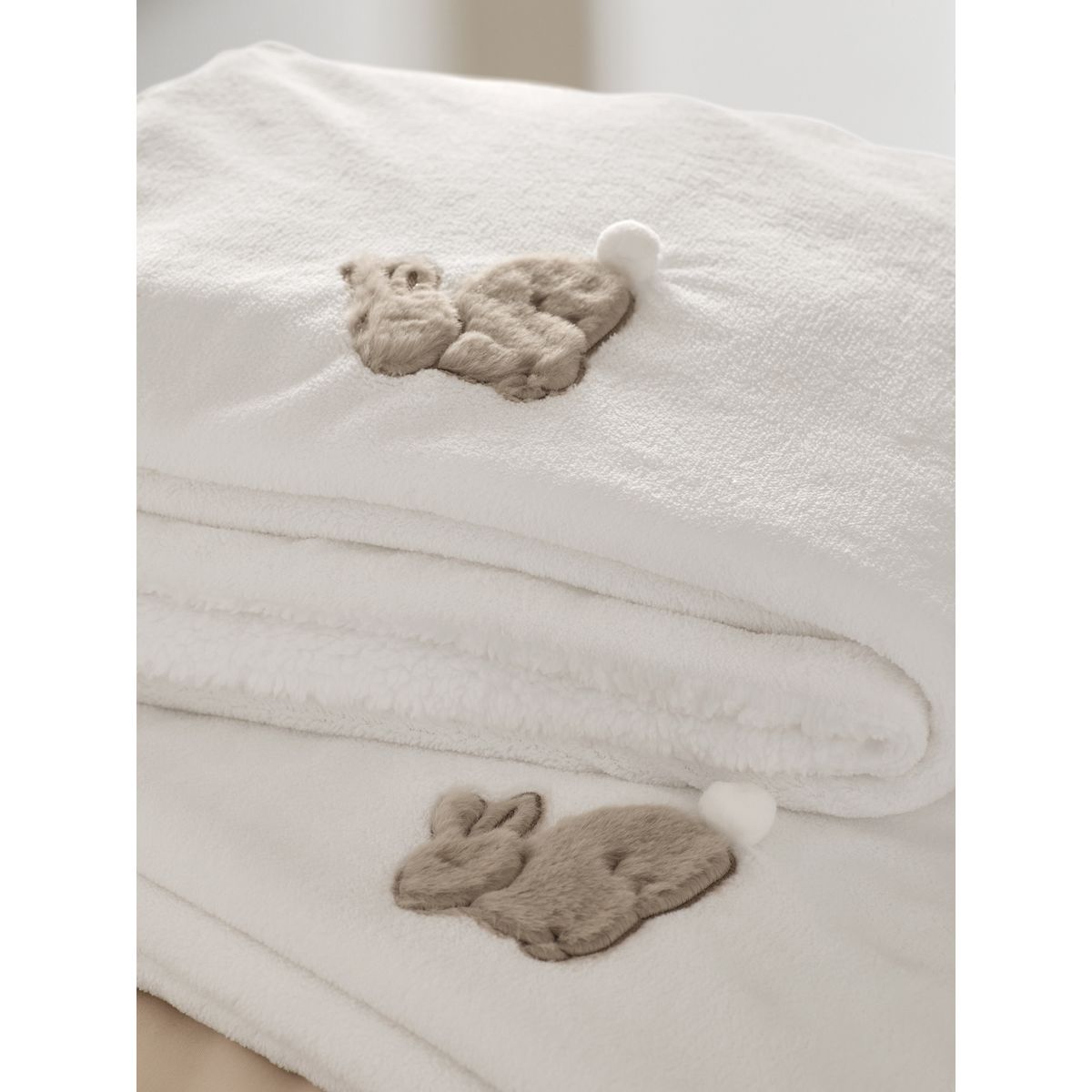Jeté de lit en polaire avec motif lapin naturel, NEXT