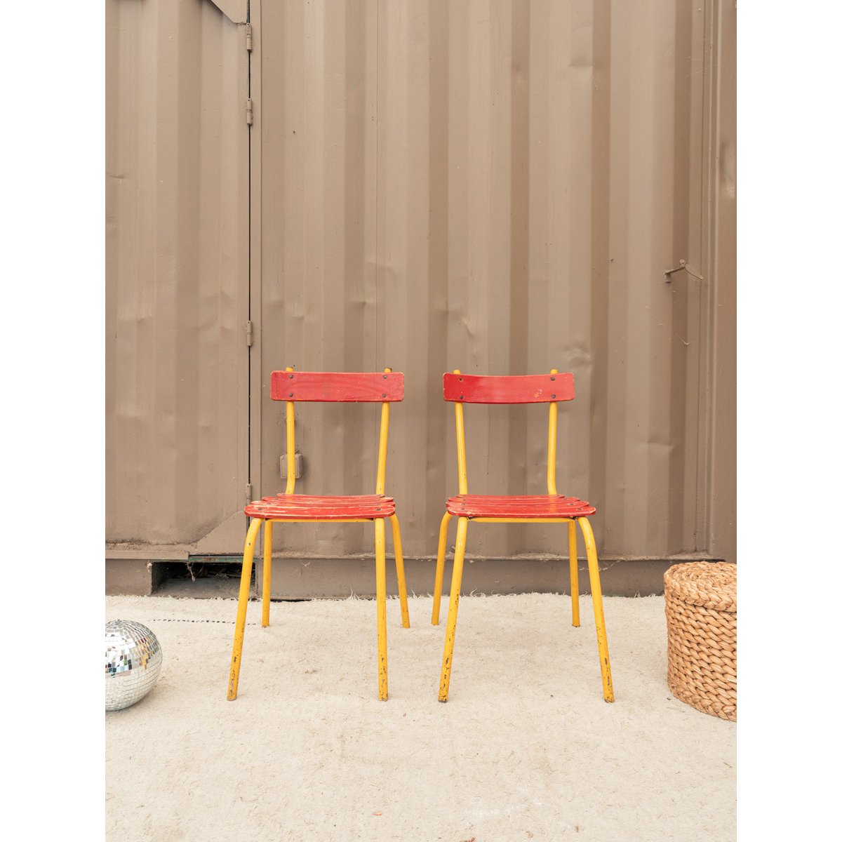 Lot de 6 chaises en métal rouge et jaune Alma N°2020 - Bon état rouge, DEBONGOUT