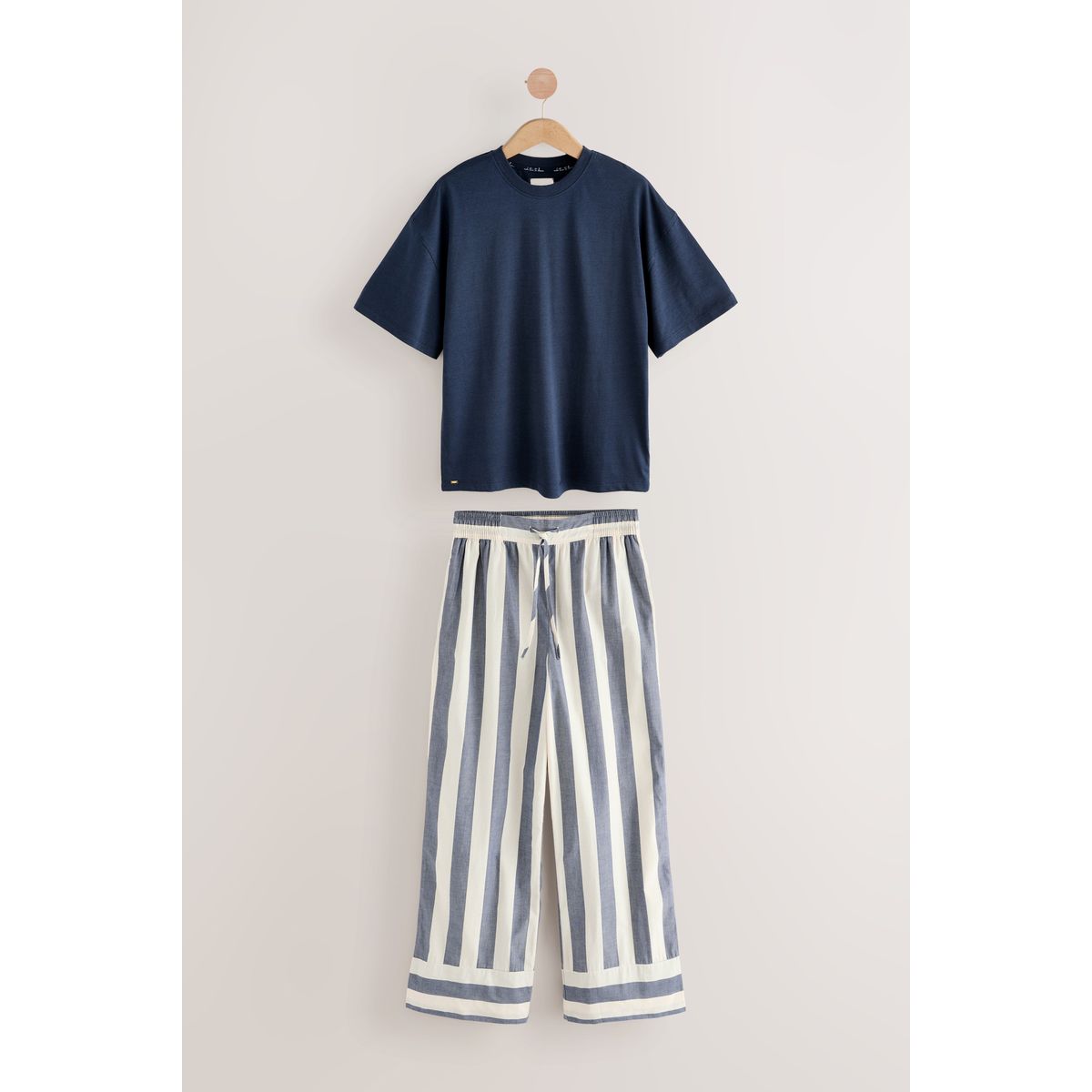 Pyjama en mélange de coton à manches courtes bleu marine rayé, NEXT
