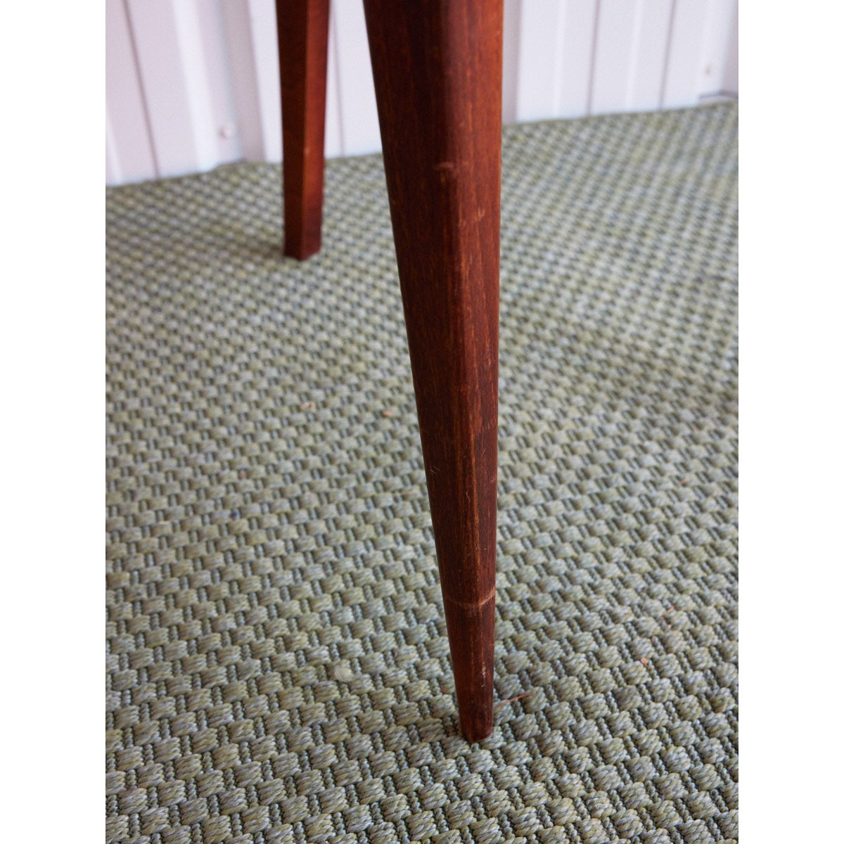 Paire de chaises en poils rouges Alma N°2004 - Bon état bois foncé, DEBONGOUT