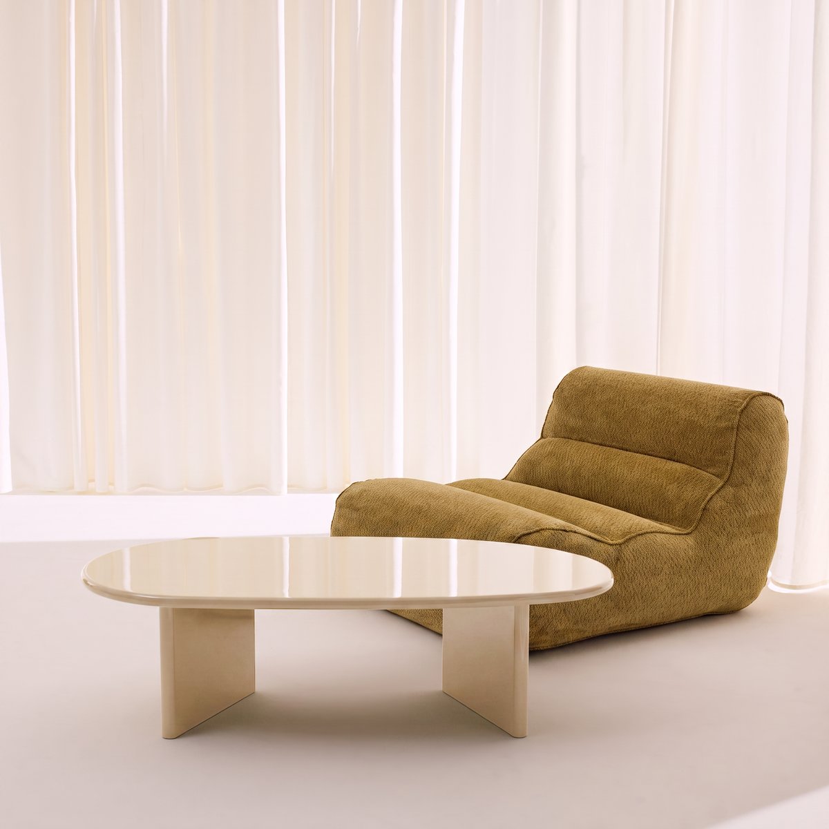 Table basse ovale finition glossy RUMI crème, SWEEEK