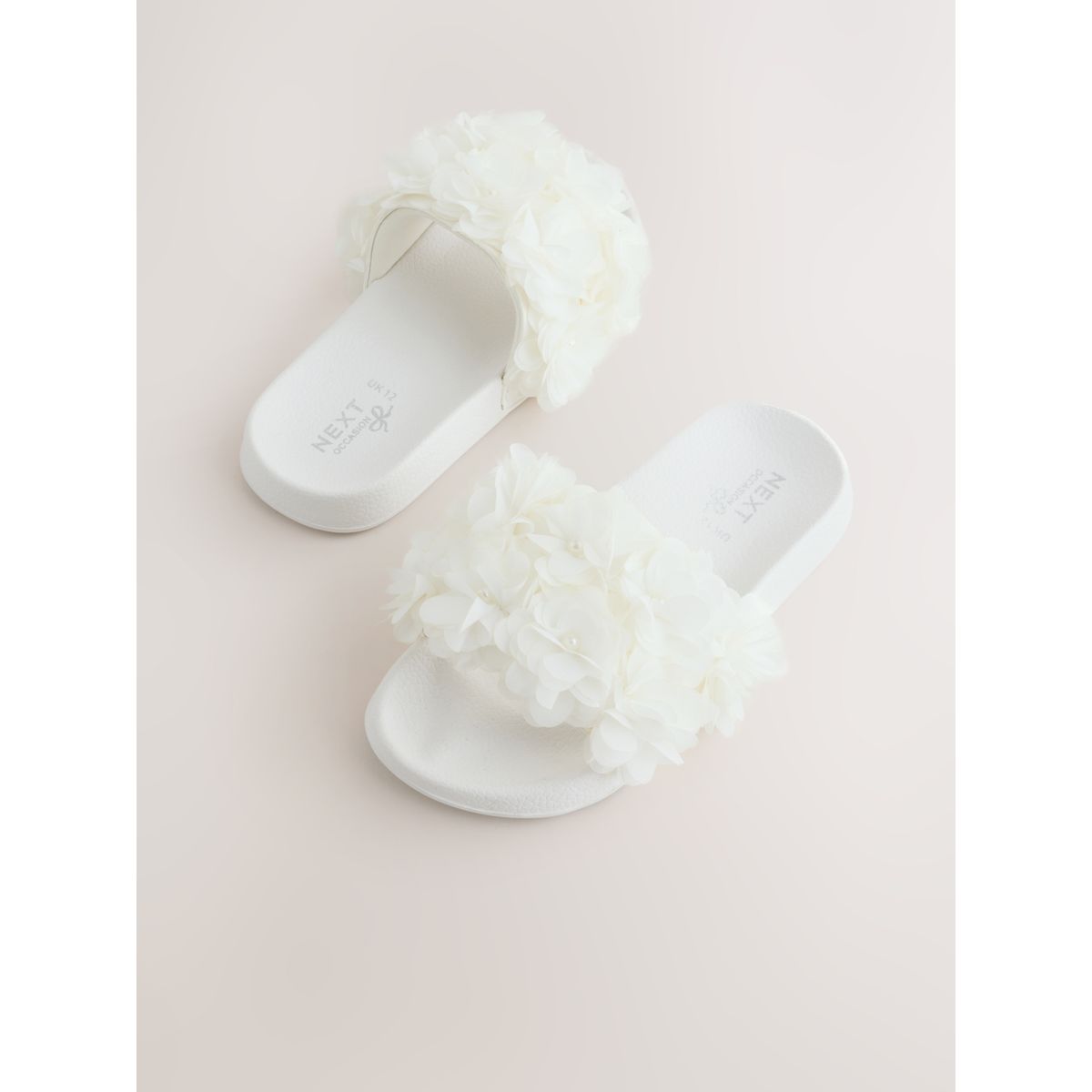 Claquettes avec grosse fleur blanc, NEXT