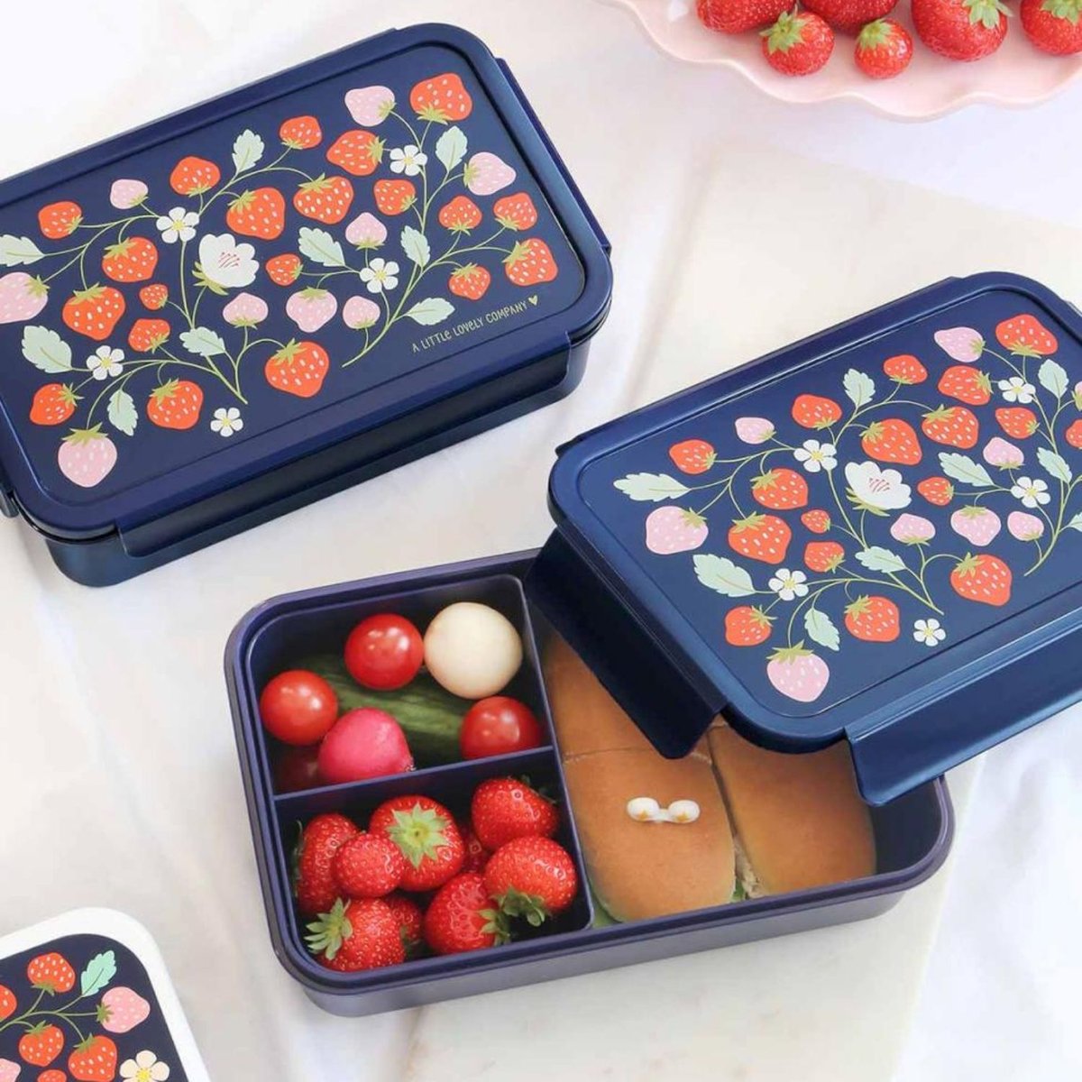 Lunch box Fraises noir, rouge, bleu, A LITTLE LOVELY COMPANY