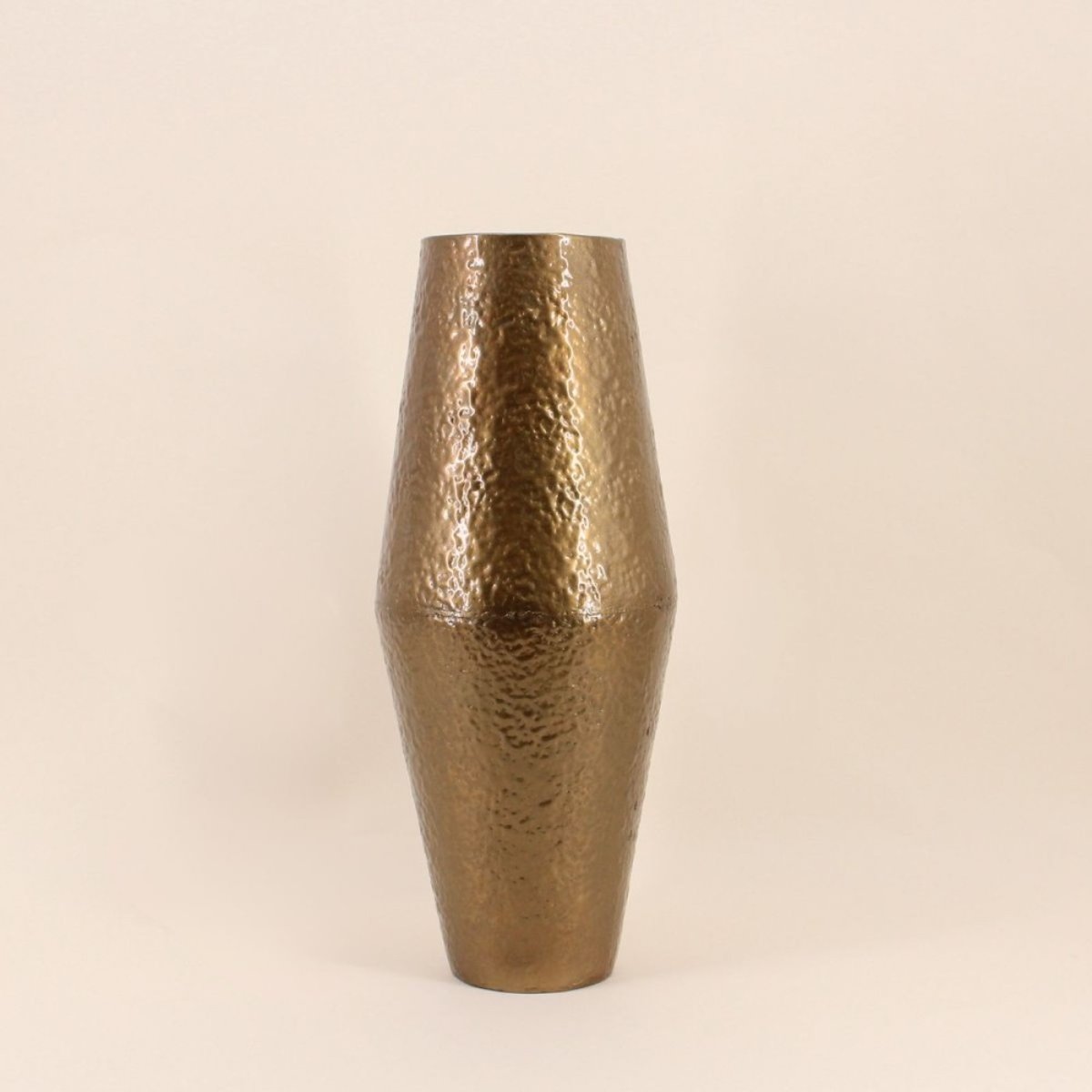Vase design en métal martelé, H50cm doré, ORNAMI