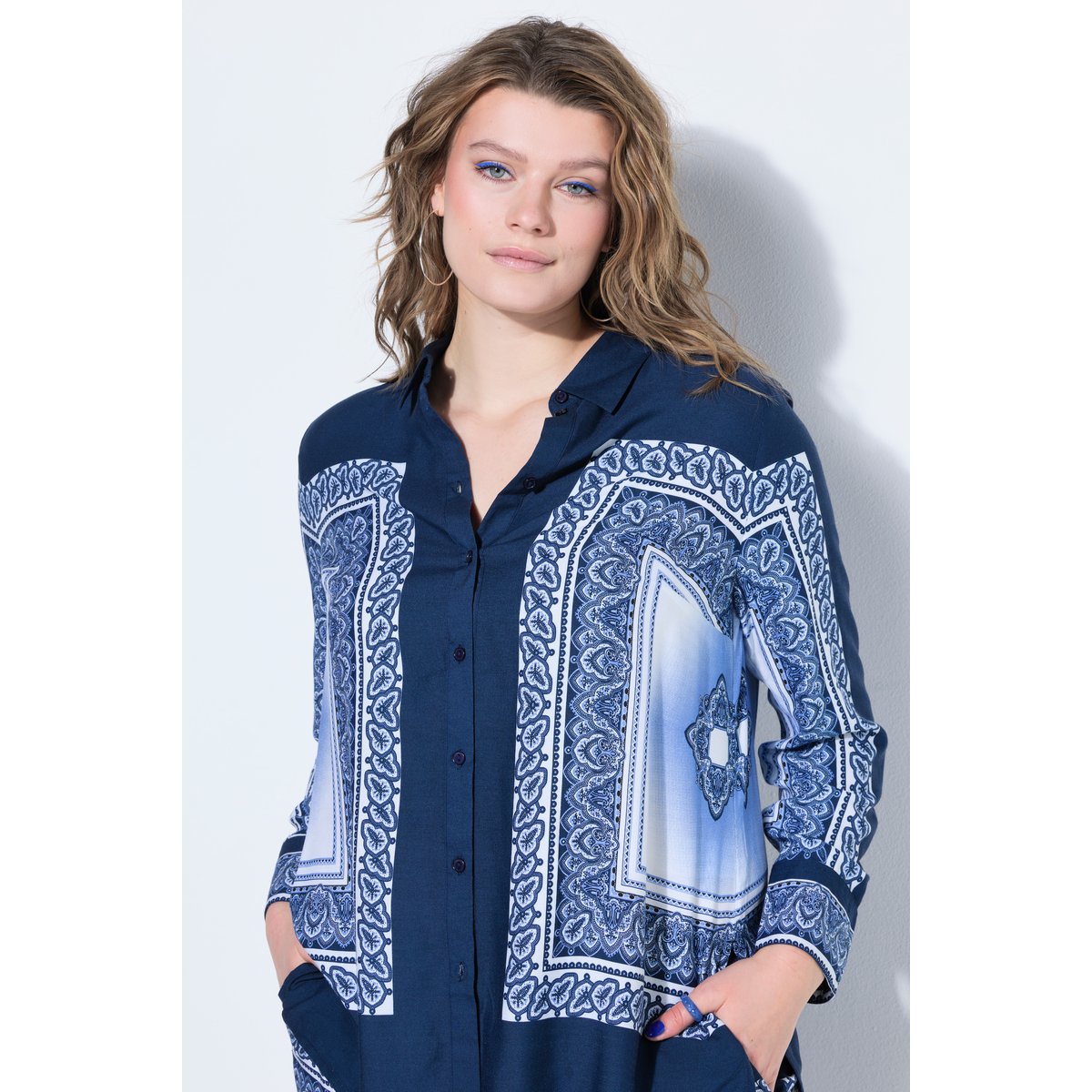 Chemisier droit, imprimé foulard bleu foncé, STUDIO UNTOLD