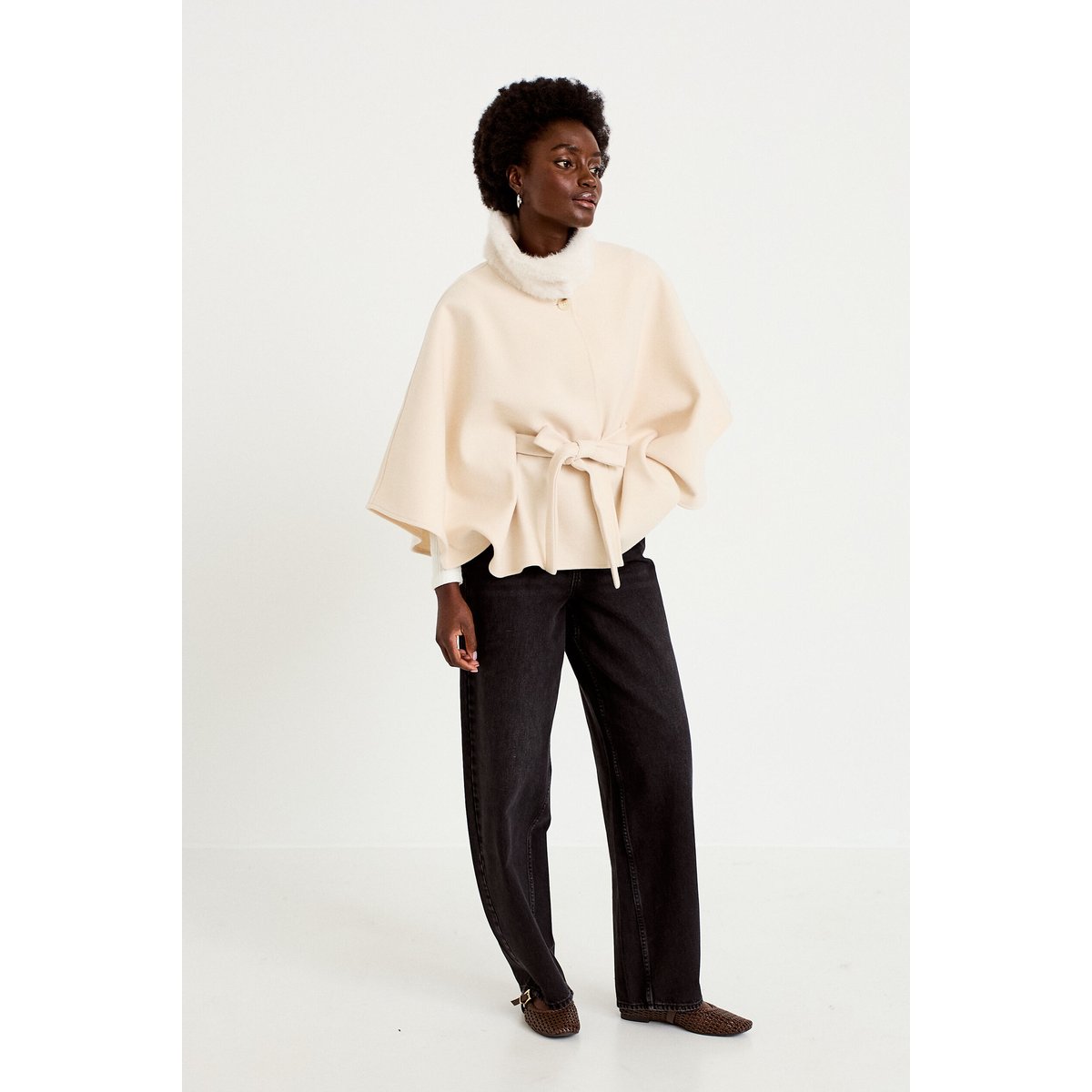 Poncho ivoire, CACHE CACHE