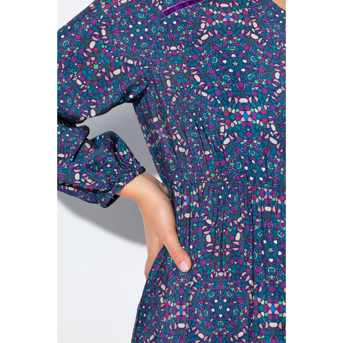 Robe évasée à col en V et manches longues. pétrol, ULLA POPKEN