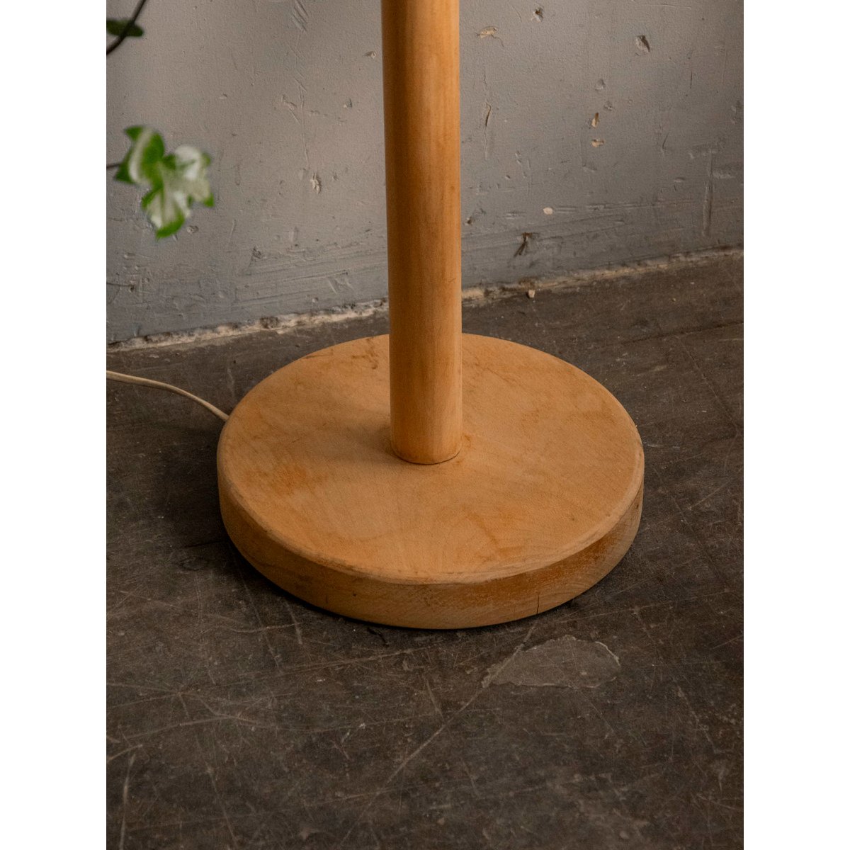 Lampadaire en bois aux lignes épurées Julien N°375 - Bon état bois clair, DEBONGOUT
