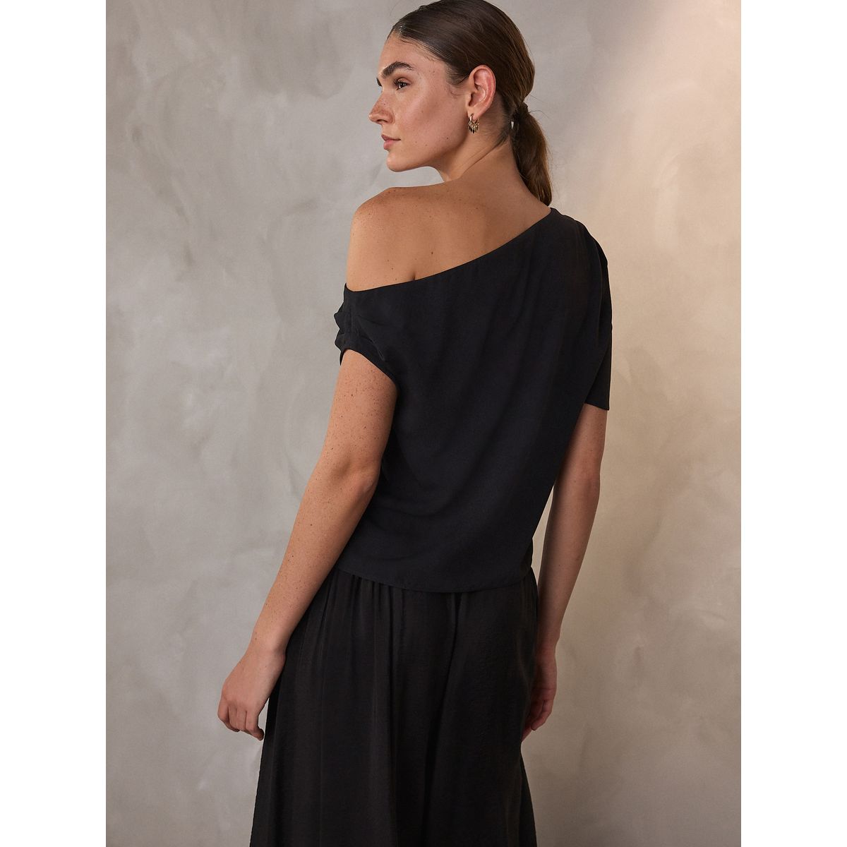 Haut asymétrique drapé à manches courtes noir, NEXT
