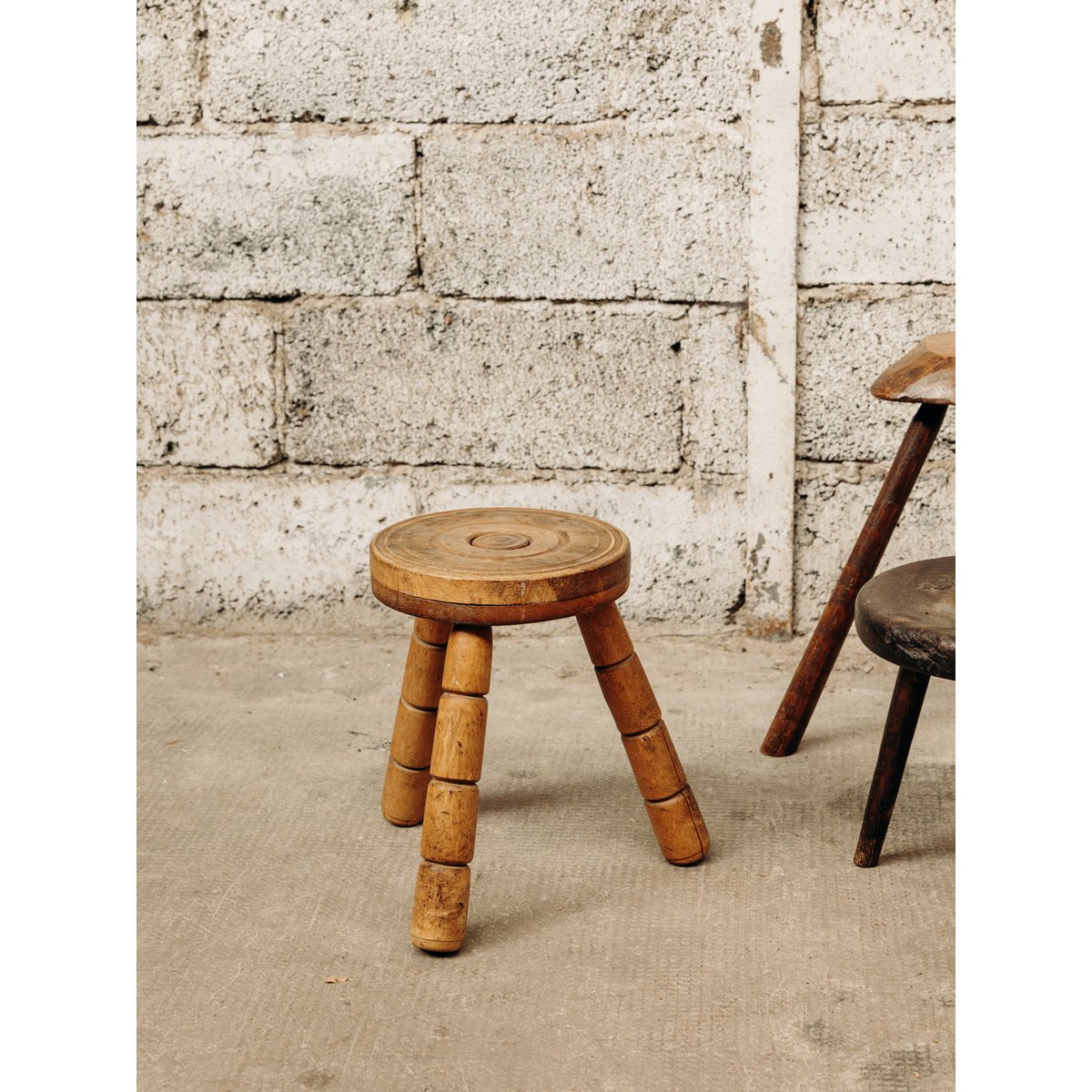 Tabouret en bois gravé Regis N°411 - Bon état bois, DEBONGOUT