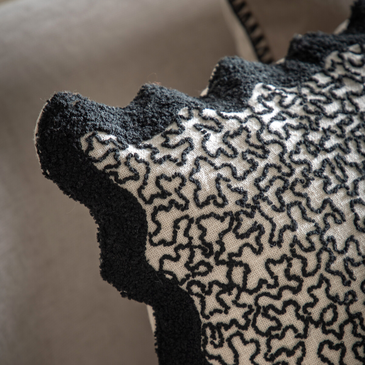 Scalloped Edge Embroidered Cushion black, ÉDITÉ