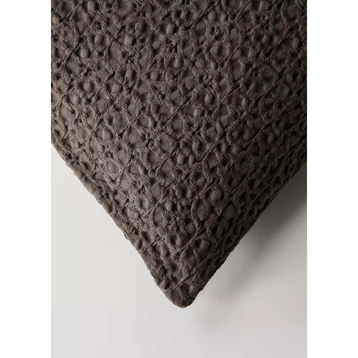 Housse de coussin en coton waffle garment-dyed 50x50 cm café, MANGO HOME