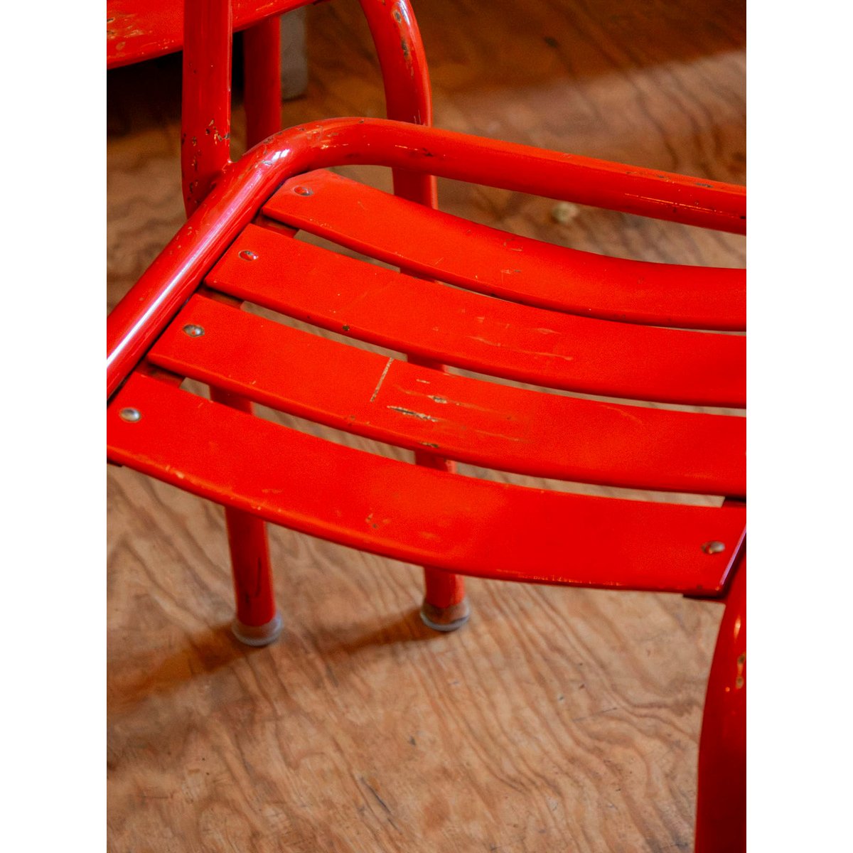 Lot de 6 chaises en métal rouges Alma N°2034 - Bon état rouge, DEBONGOUT