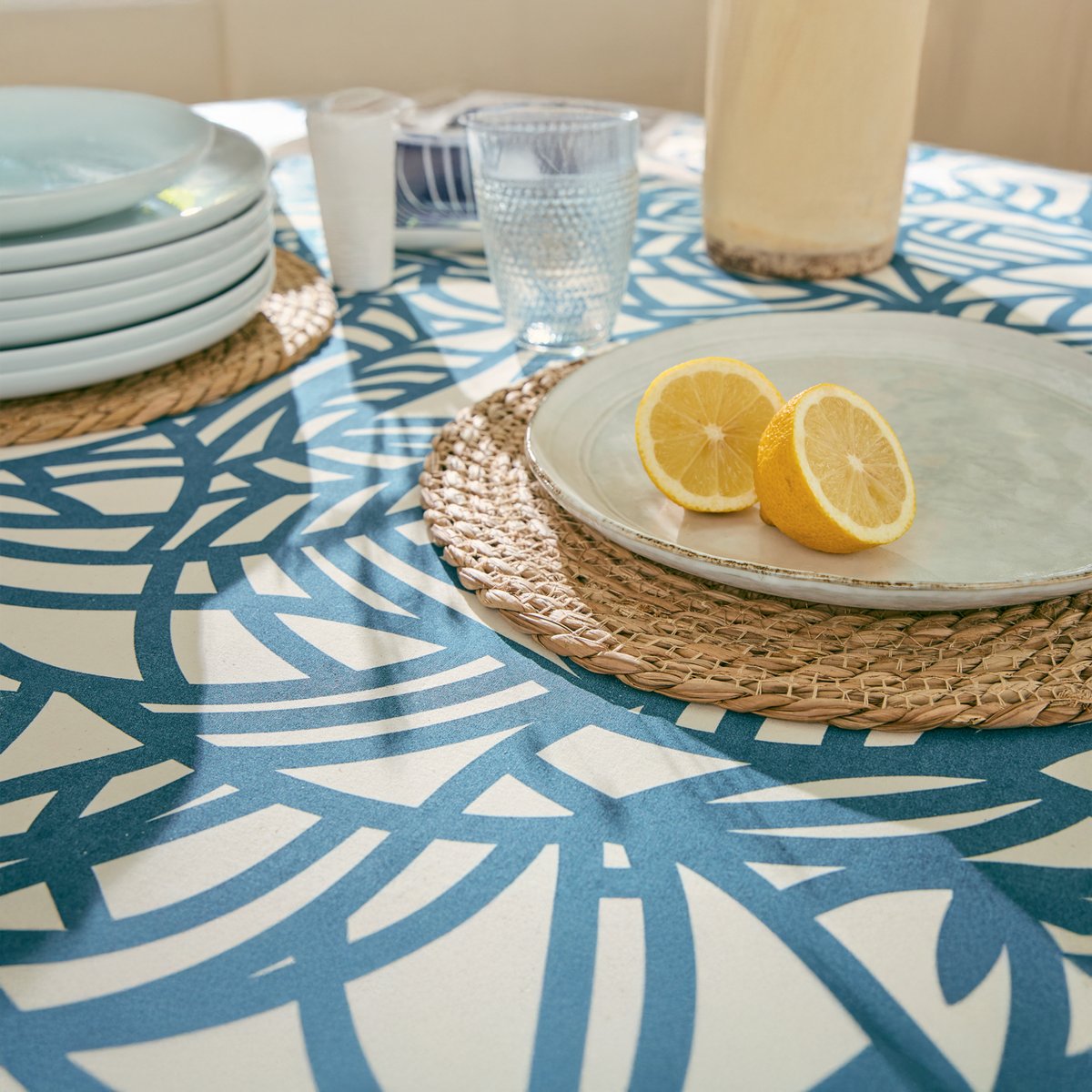 Nappe ovale coton enduit feuillage abstrait bleu, TRADILINGE