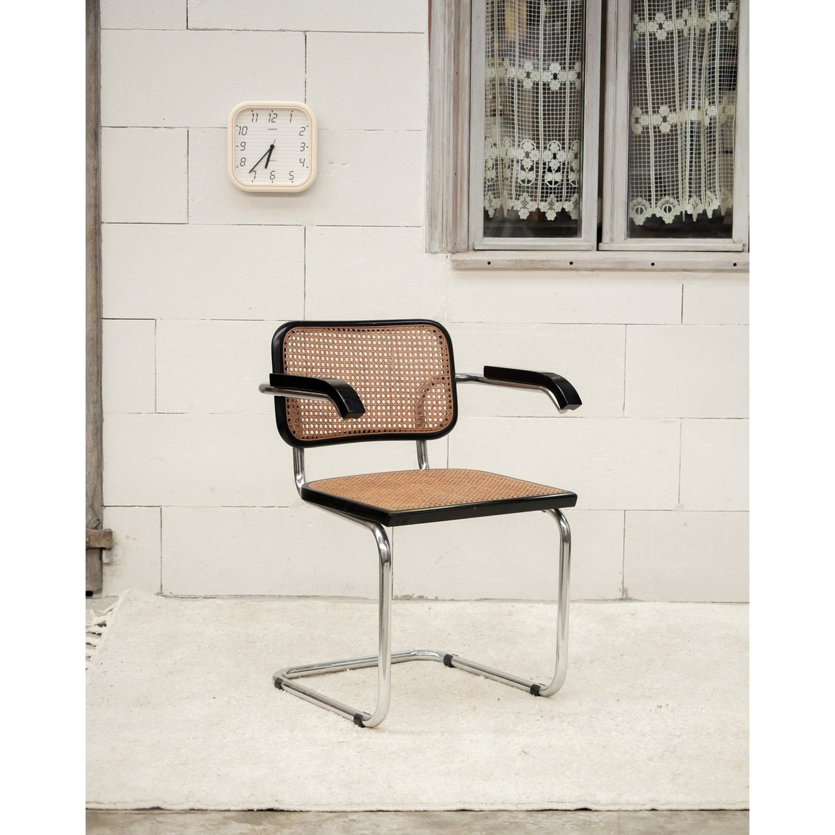 Chaise en osier et pieds chromés Alma N°1976 - Bon état noir, DEBONGOUT