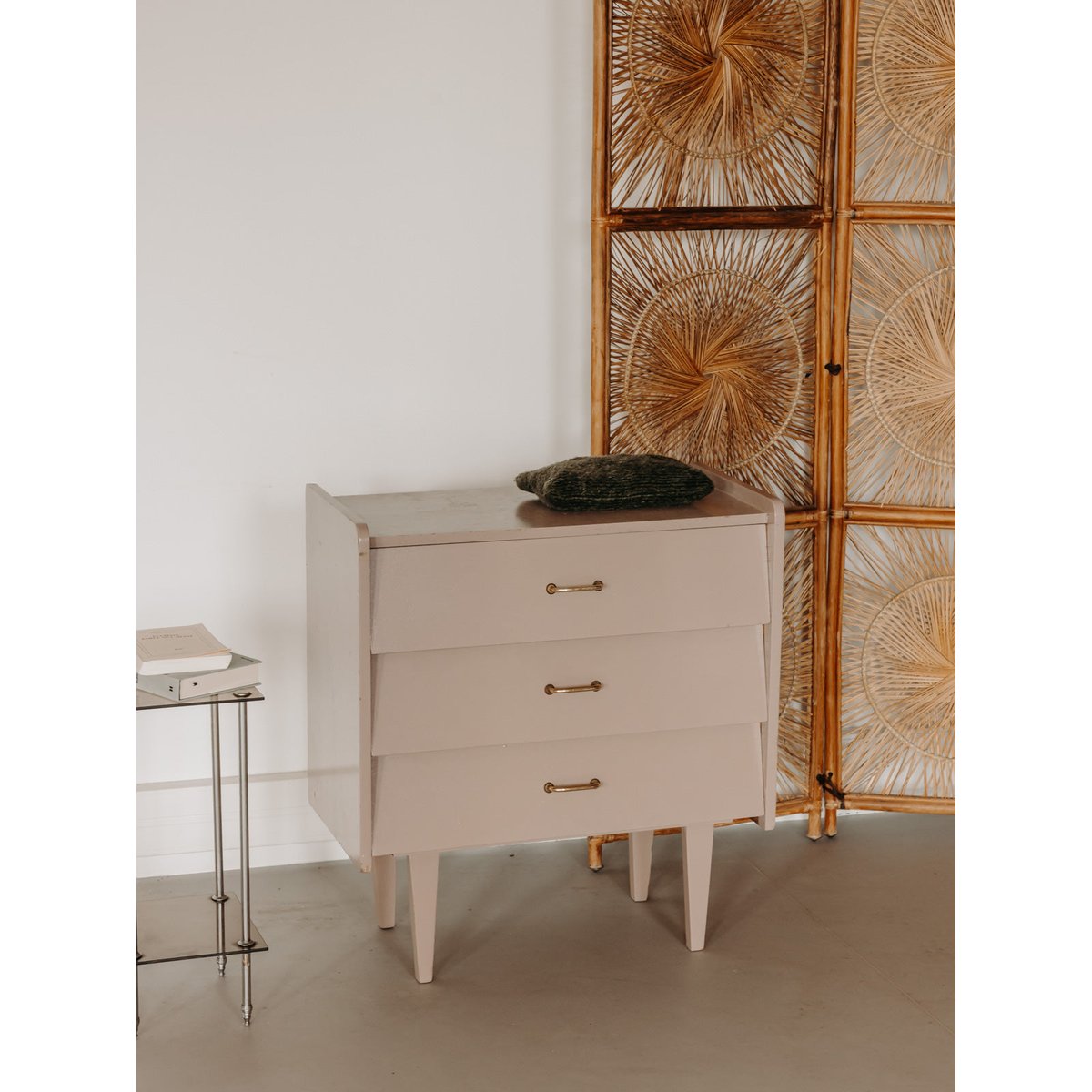 Commode au bois teint en mauve Olga N°1106 - Bon état violet, DEBONGOUT