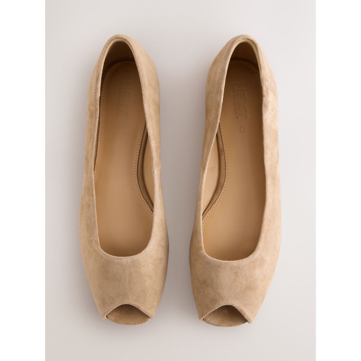 Chaussures plates en daim à bout ouvert sable, NEXT