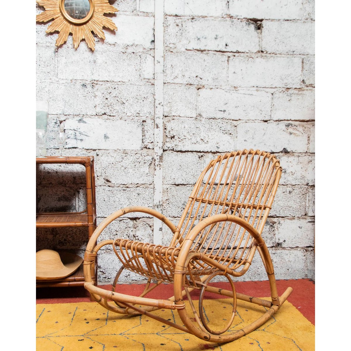 Grand rocking-chair en rotin clair Alibert N°67 - Bon état bois clair, DEBONGOUT