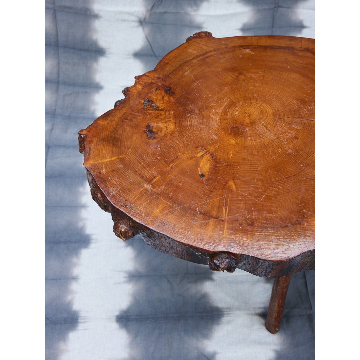 Table de salon brutaliste Donna N°1073 - Bon état bois foncé, DEBONGOUT
