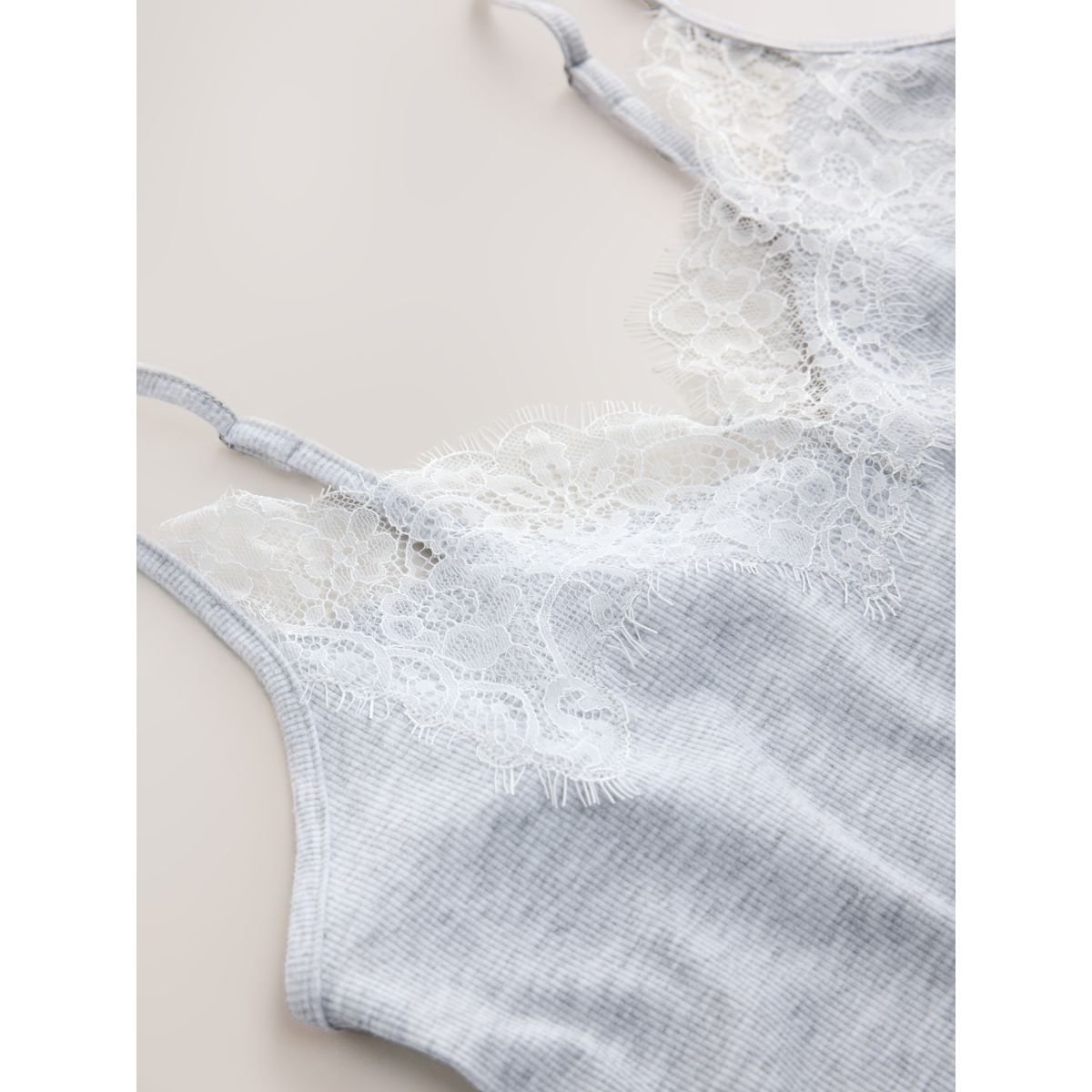 Nuisette côtelée avec finitions en dentelle gris clair, NEXT
