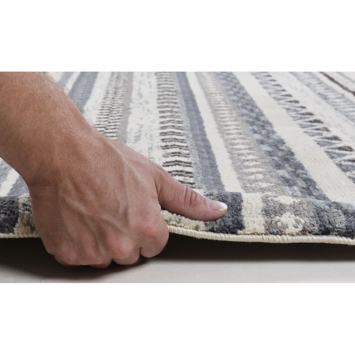 Tapis de salon en style gabbeh - FRANCESCO ruille, GINO FALCONE