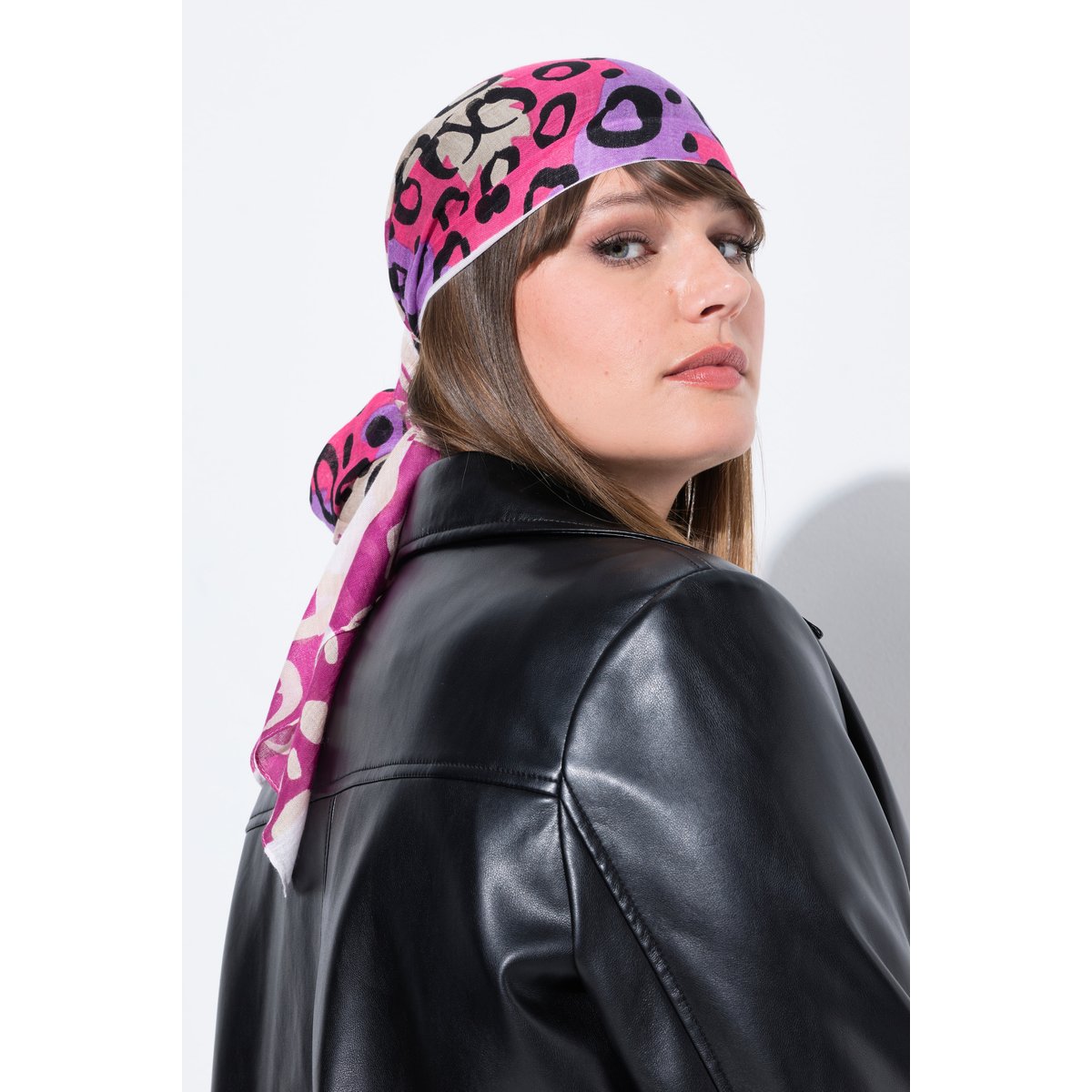Foulard. Patchwork d'imprimés léopard colorés blanc cassé, ULLA POPKEN