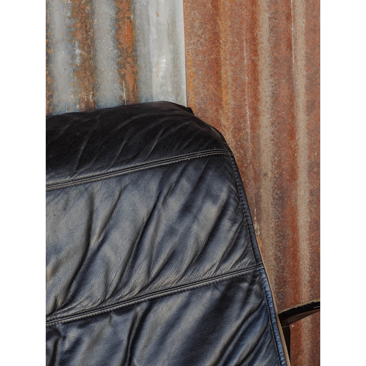 Canapé en bois et cuir noir Jacques N°147 - Bon état noir, DEBONGOUT
