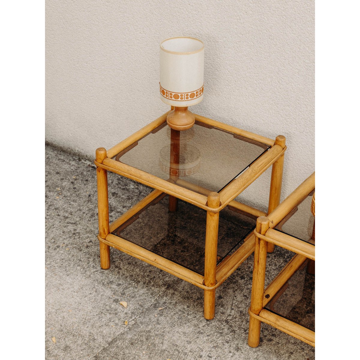 Paire de 2 tables de chevets en pin massif et verre Maïa N°1511 - Bon état bois clair, DEBONGOUT