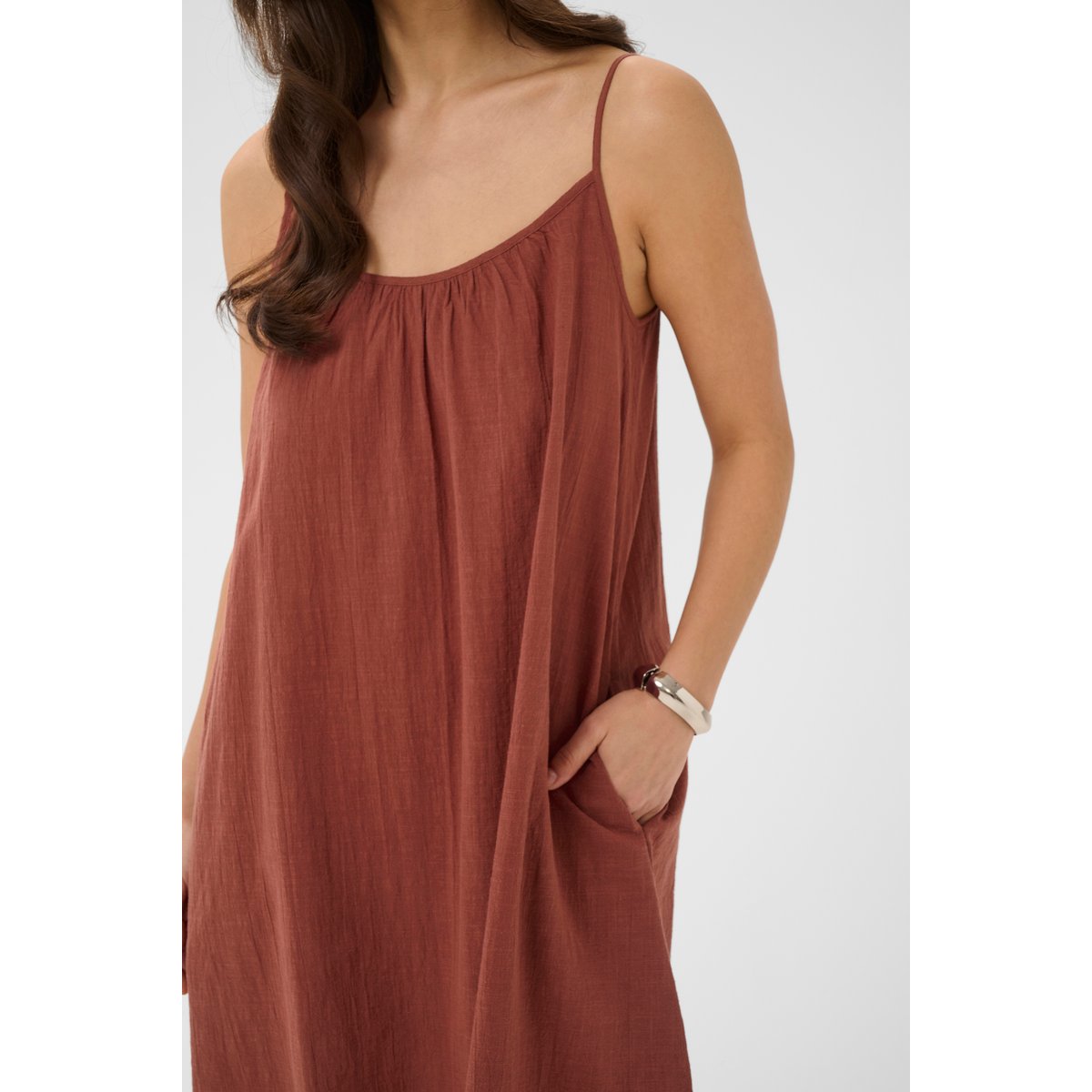 Robe marron henna, KAFFE