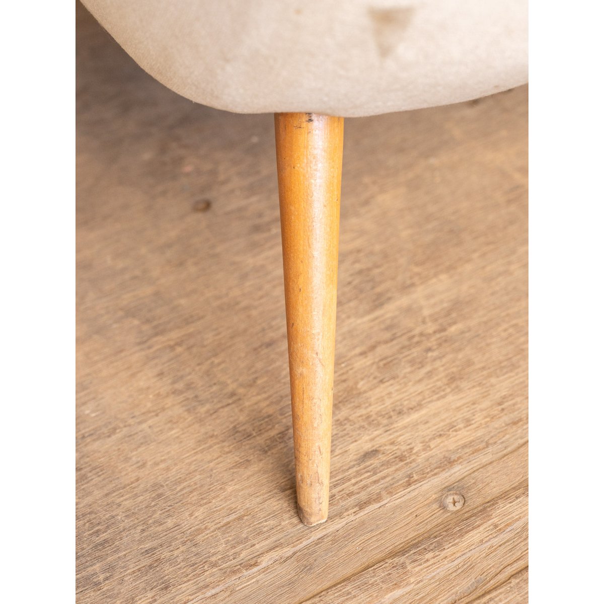 Fauteuil en bois et velours beige Ernest N°1548 - Bon état bois clair, DEBONGOUT