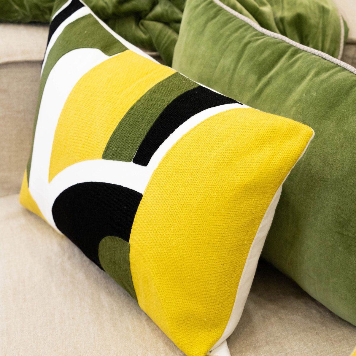 Coussin brodé en relief motif abstrait vert, SUD ETOFFE