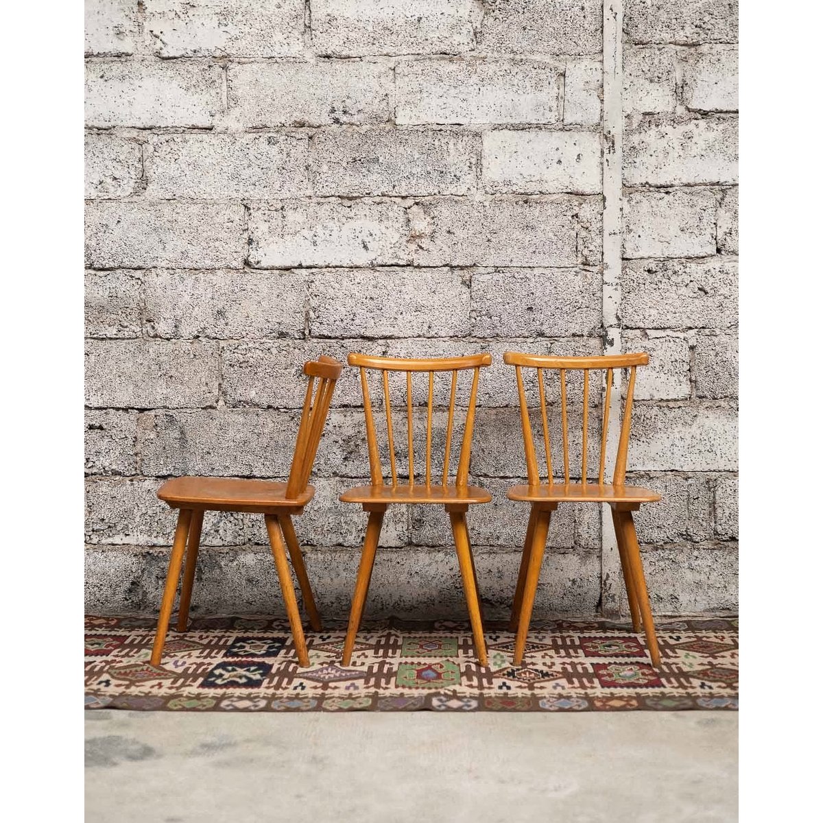 Paires de chaises à barreaux Alma N°1720 - Bon état bois clair, DEBONGOUT
