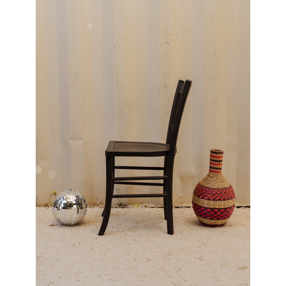 Chaise en bois noir Claude N°1551 - Bon état noir, DEBONGOUT