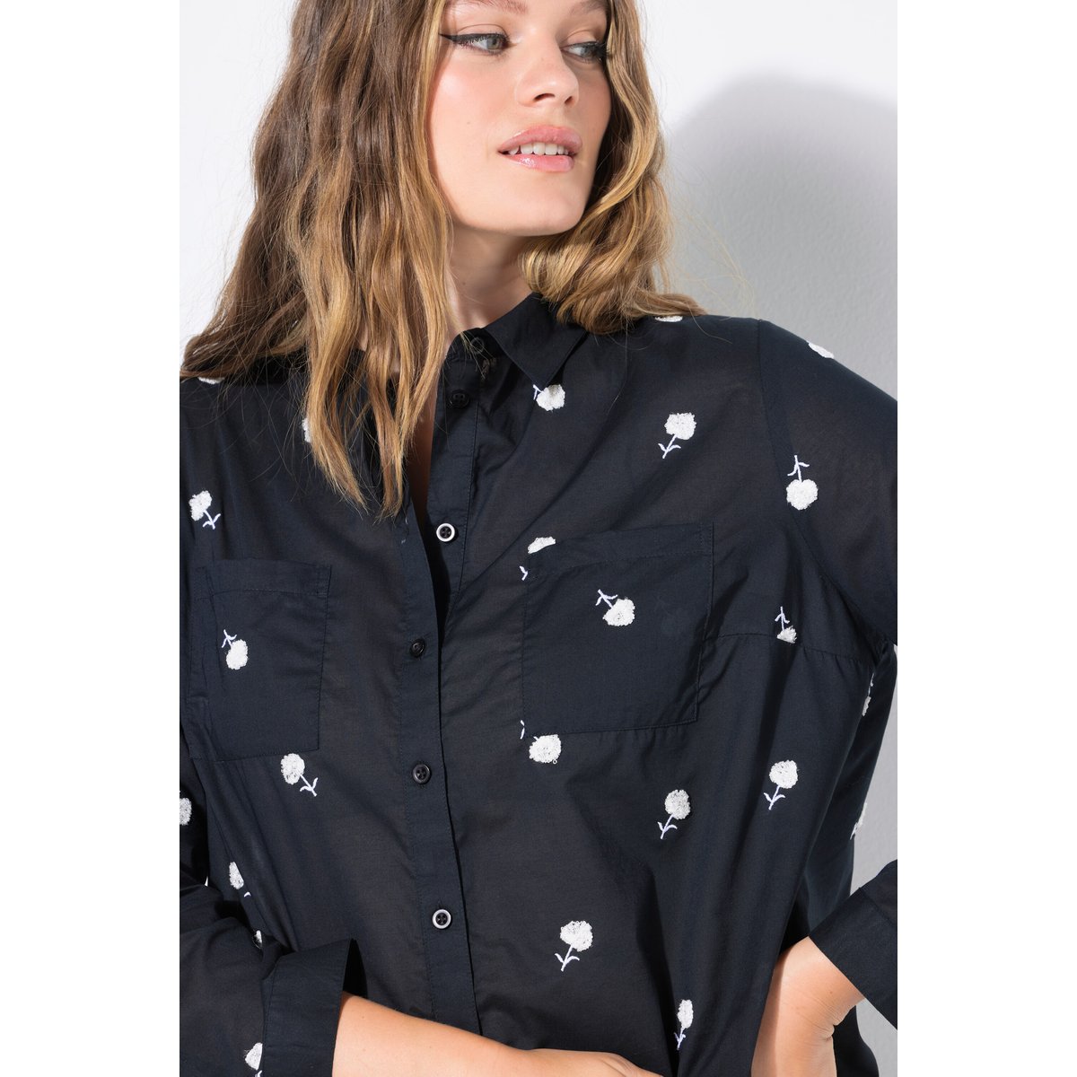 Chemisier coupe Boxy et broderie florale noir, STUDIO UNTOLD