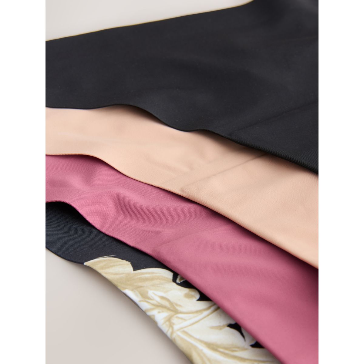 Culotte menstruelle flux moyen, lot de 4 noir / praliné nude / rose floral, NEXT