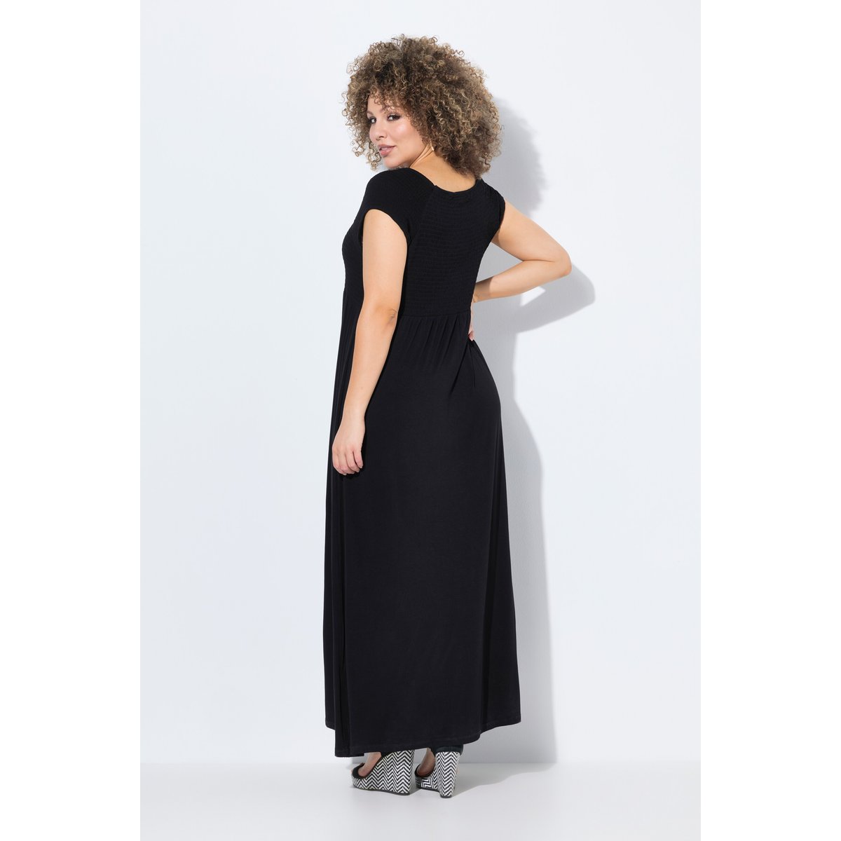 Robe smockée, coupe évasée. Encolure carrée noir, ULLA POPKEN