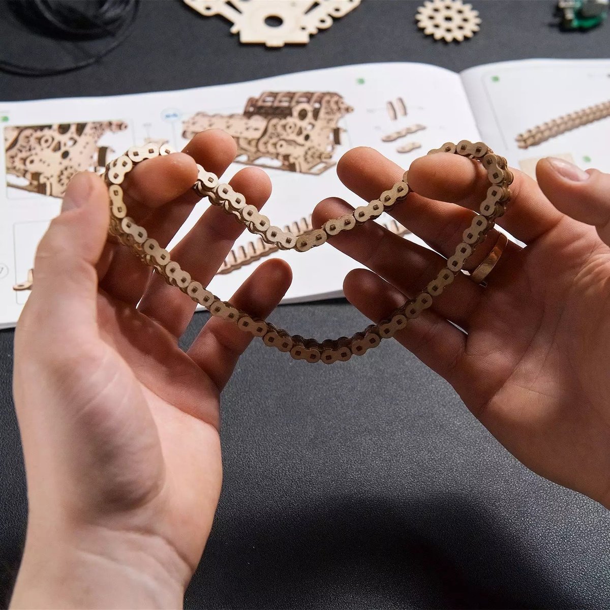 Puzzle 3D Moteur V8 beige, UGEARS