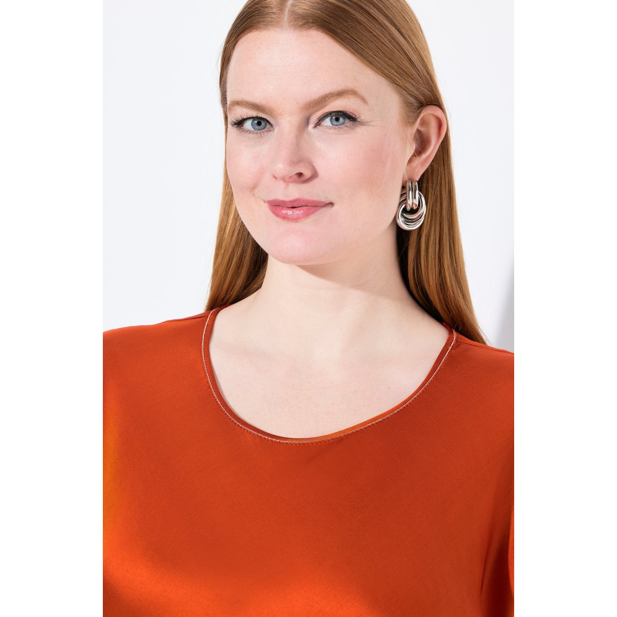 Blouse en satin. Col rond à couture terre cuite, ULLA POPKEN