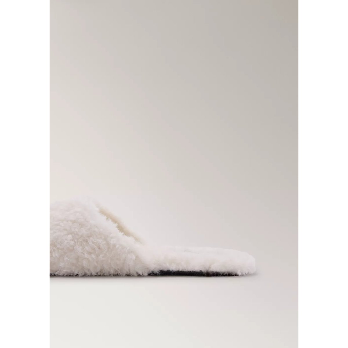 Chaussons mouton retourné à bout arrondi écru, MANGO