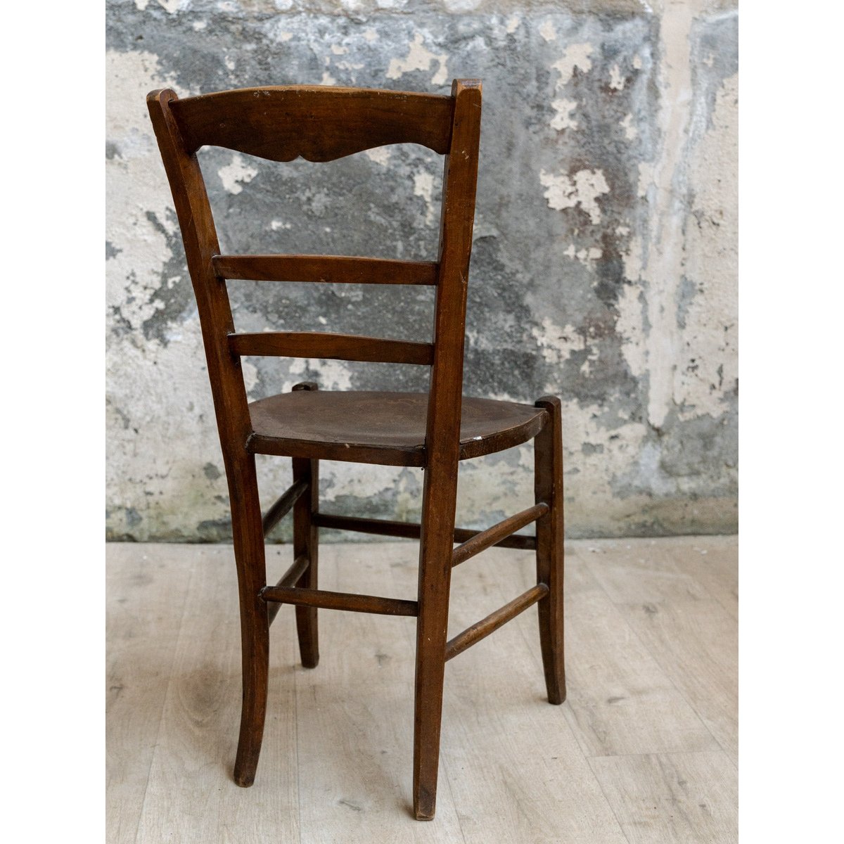 Paire de chaises sculptées en bois Claude N°1676 - Bon état bois foncé, DEBONGOUT