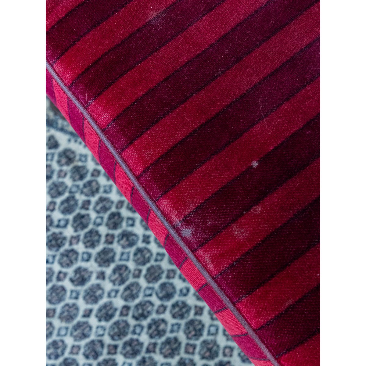 Banquette deux places en velours vintage Clara N°153 - Bon état bois foncé, DEBONGOUT